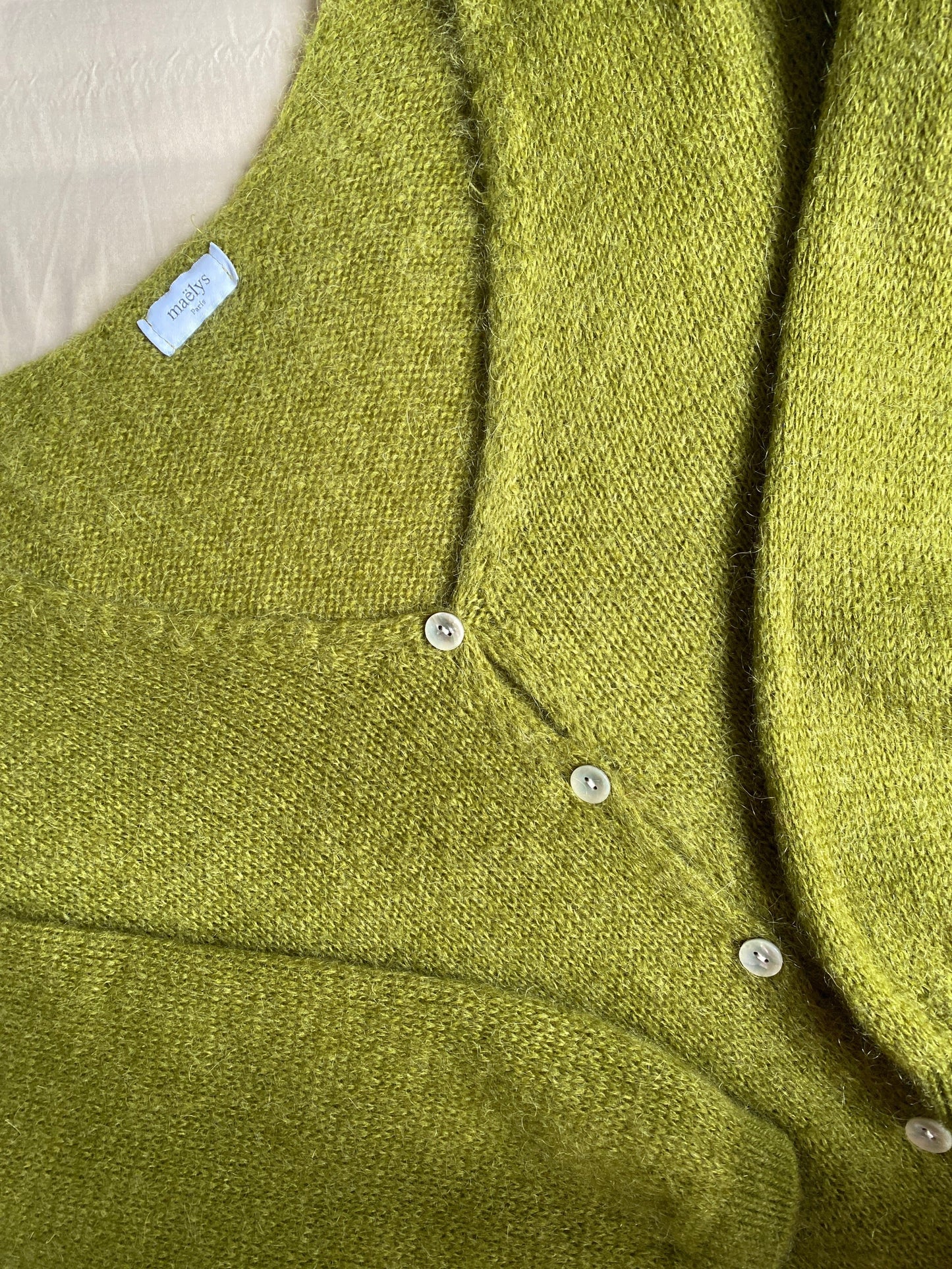 Chaleco verde con cuello en V
