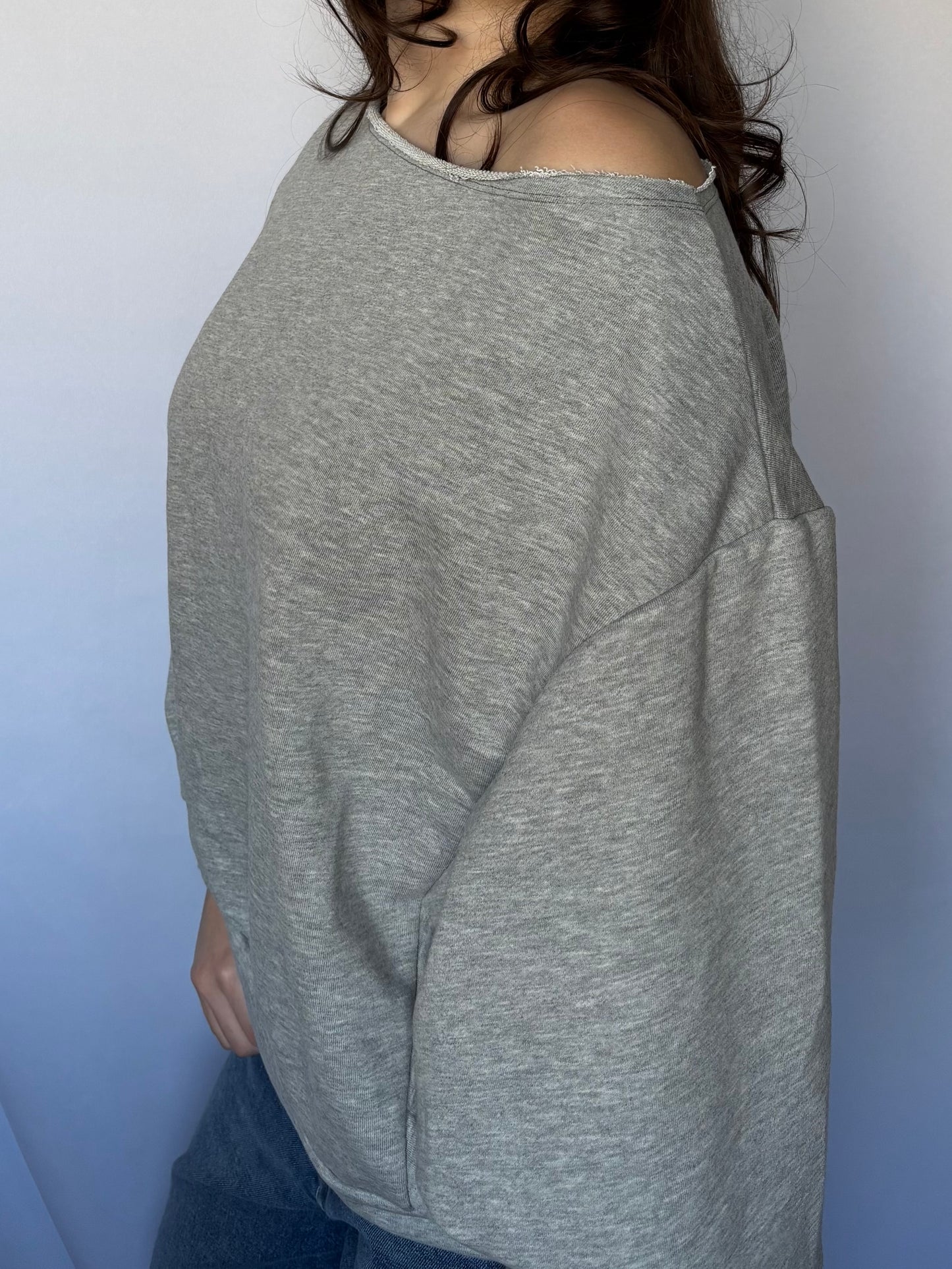 Sweat asymétrique en coton col effet usé - gris