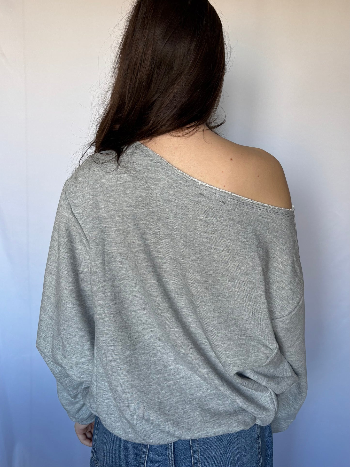 Sweat asymétrique en coton col effet usé - gris