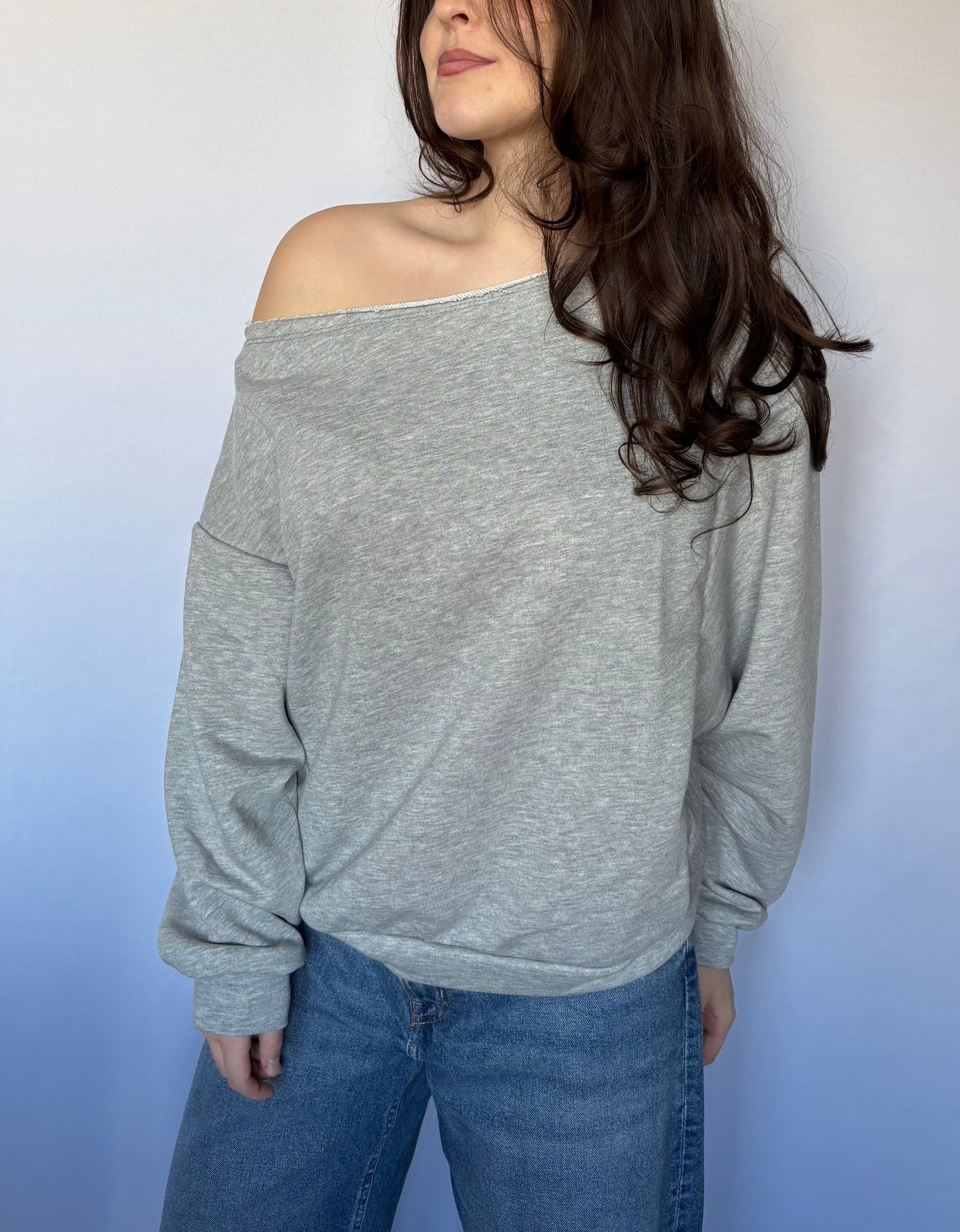 Sweat asymétrique en coton col effet usé - gris