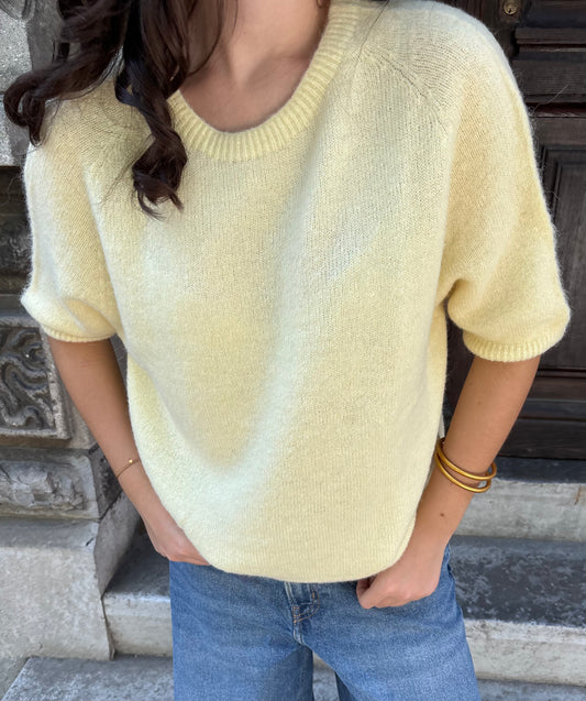 Suéter amarillo de manga corta